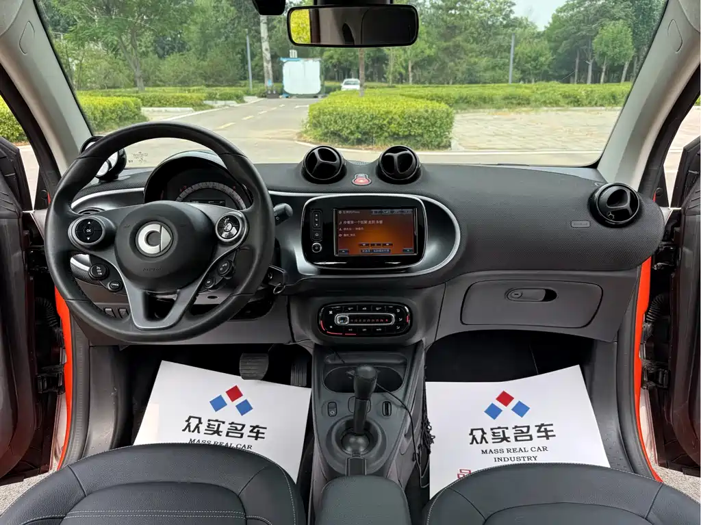 smart fortwo smart fortwo 2018款 0.9 T 66千瓦硬顶先锋版 国V