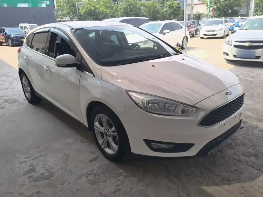 Focus Hatchback 1.6 L Manual Comfort Smart Travel