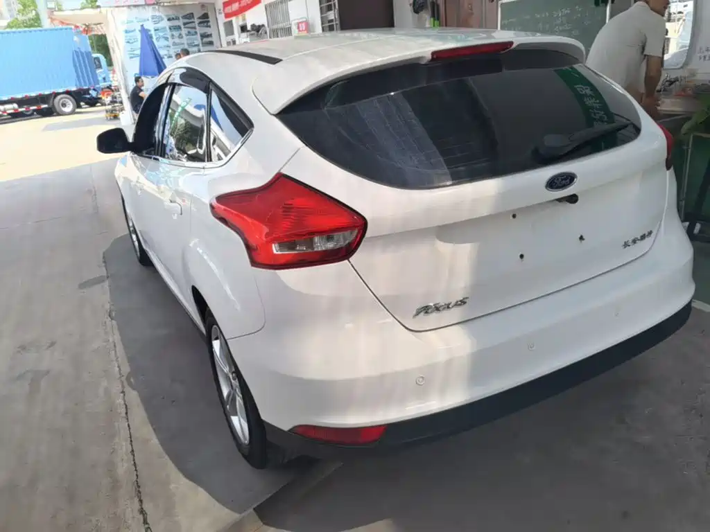 Focus Hatchback 1.6 L Manual Comfort Smart Travel