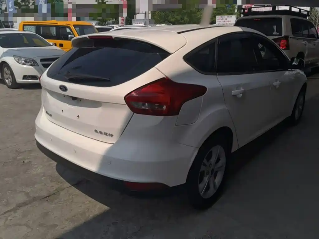 Focus Hatchback 1.6 L Manual Comfort Smart Travel