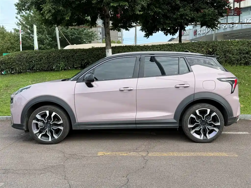 Lynk & Co 06 1.5 T Shero Pink Special Edition