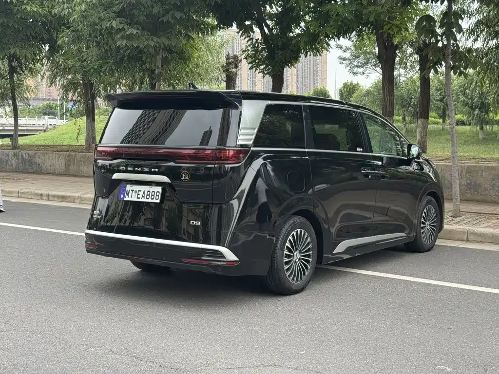 Denza D9 DM-i 970 4 WD Honored