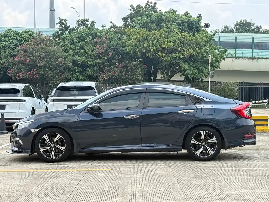 Civic 220 TURBO CVT Honor Shine