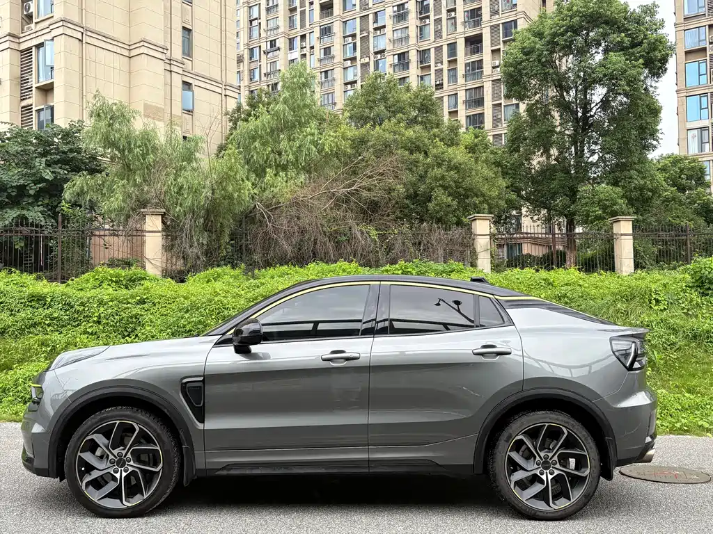 Lynk & Co 05 2.0 TD 2 WD Shine Halo