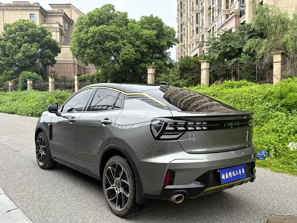 Lynk & Co 05 2.0 TD 2 WD Shine Halo