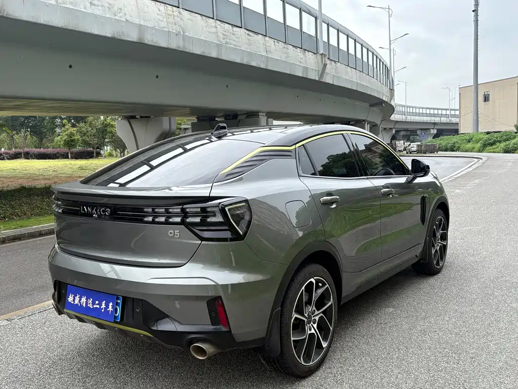 Lynk & Co 05 2.0 TD 2 WD Shine Halo