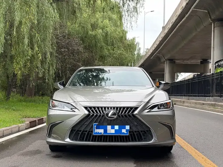 Lexus ES 200 Outstanding