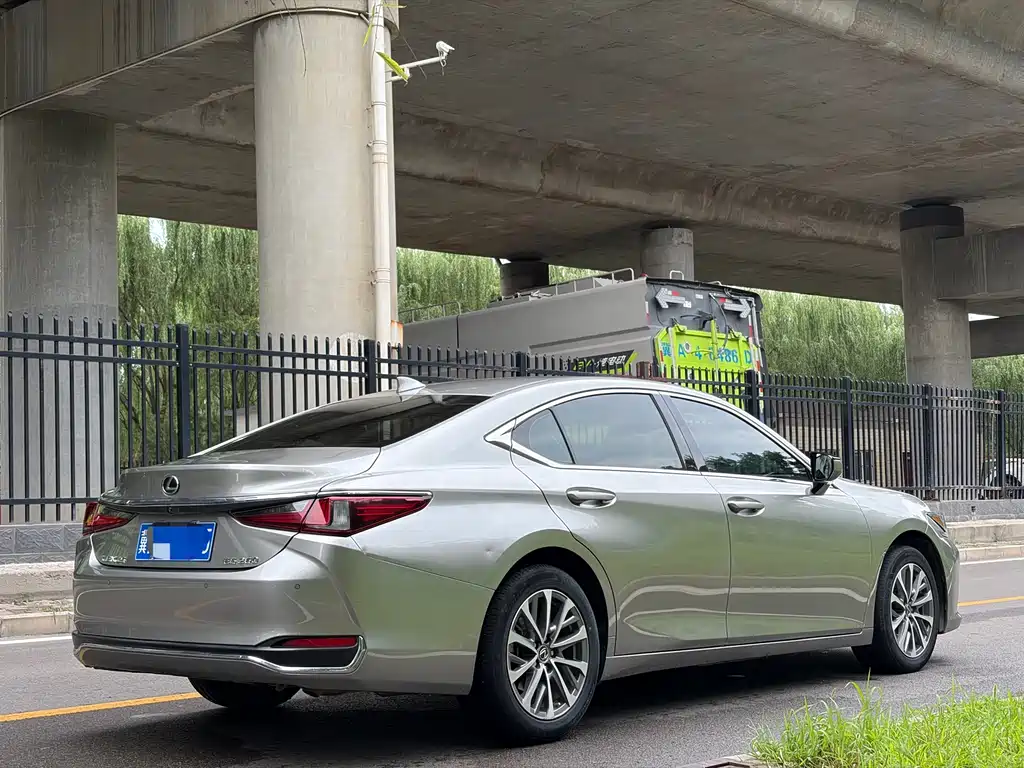 Lexus ES 200 Outstanding