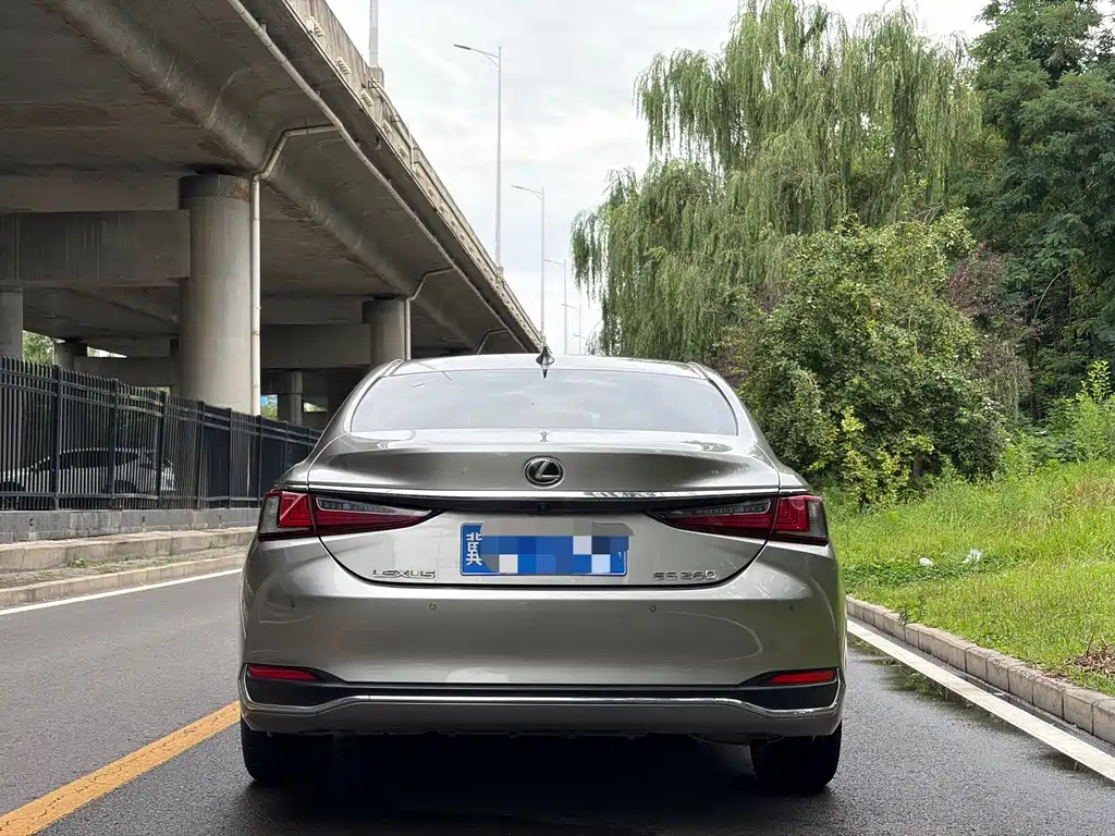 Lexus ES 200 Outstanding
