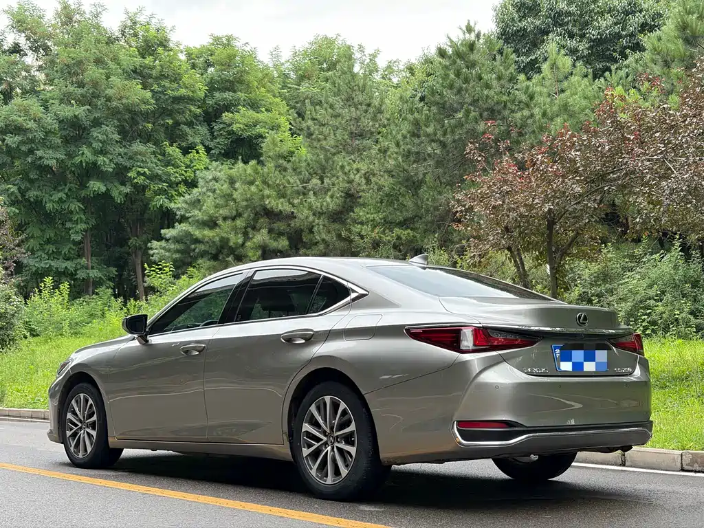 Lexus ES 200 Outstanding