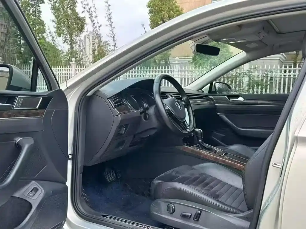 Magotan 330 TSI DSG Luxury