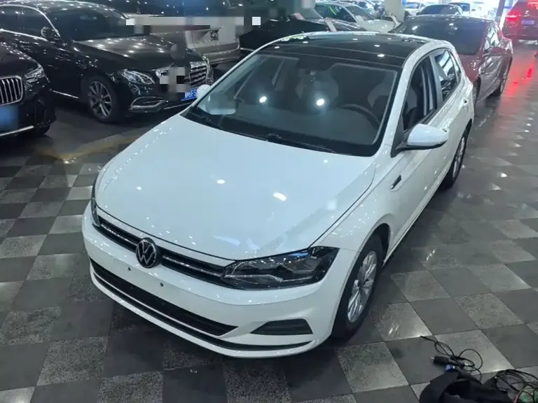 Volkswagen Polo Plus 1.5 L Auto Colorful Tech