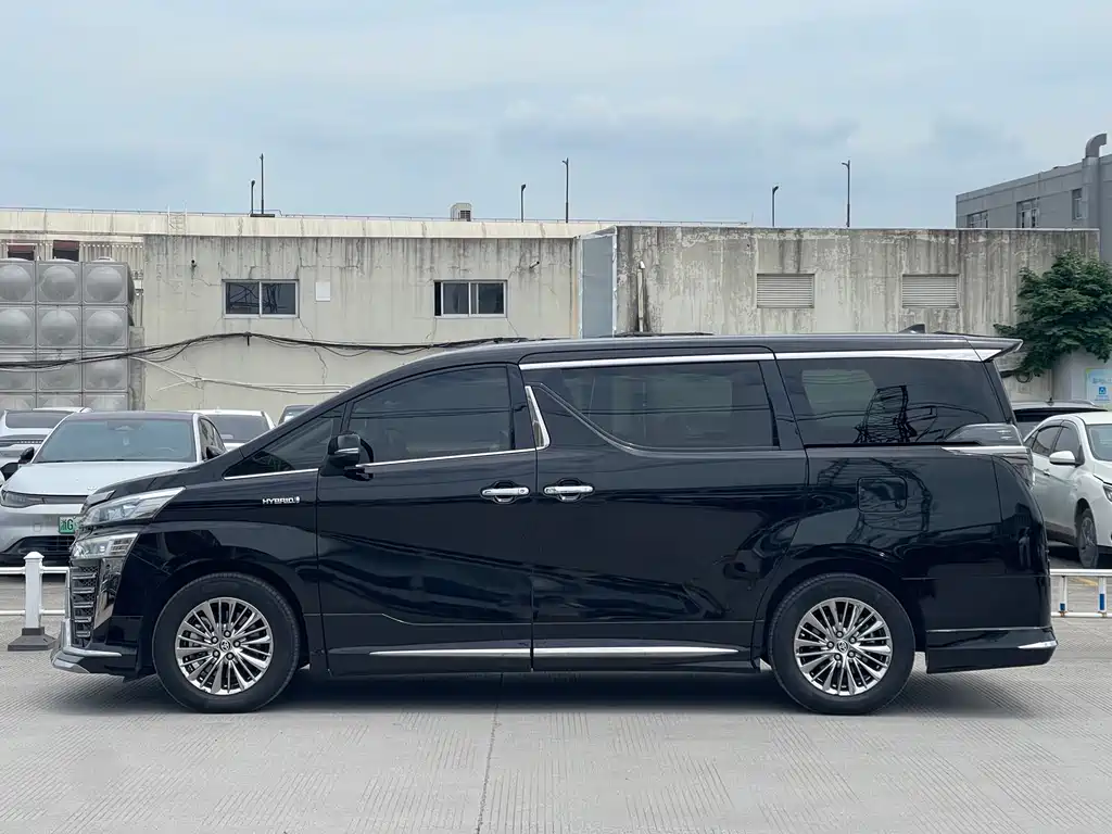 Vellfire Dual Engine 2.5 L HV Luxury