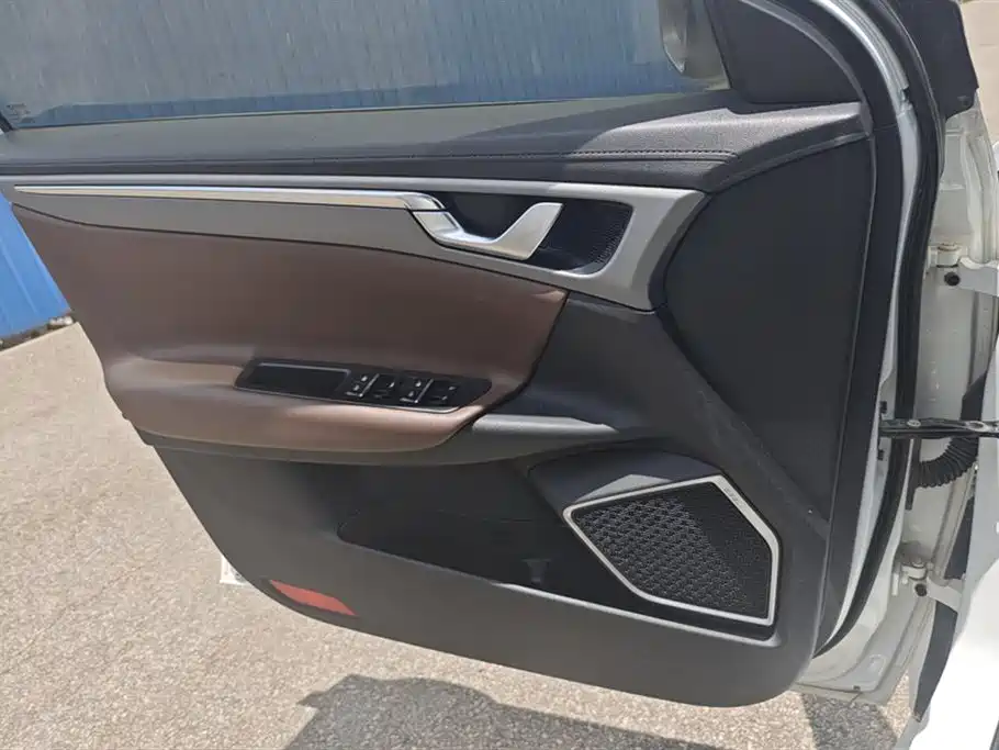 Emgrand GL 1.4 T DCT Distinguished Connected