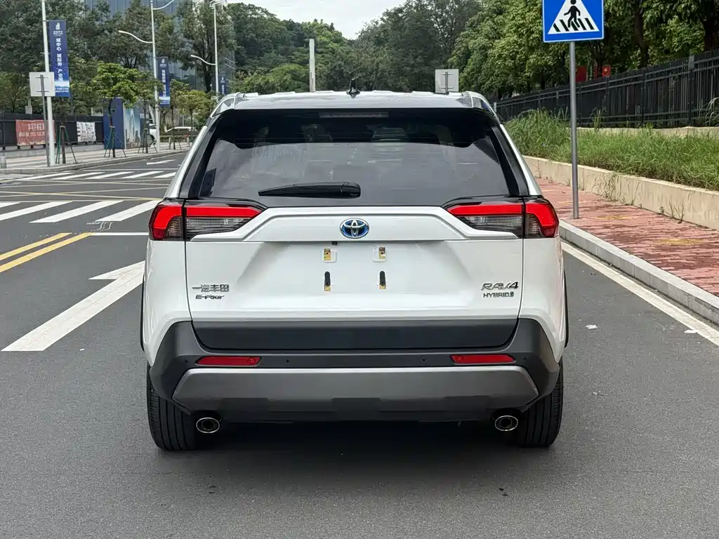 RAV4 Dual Engine 2.5 L E-CVT 4 WD Elite Plus