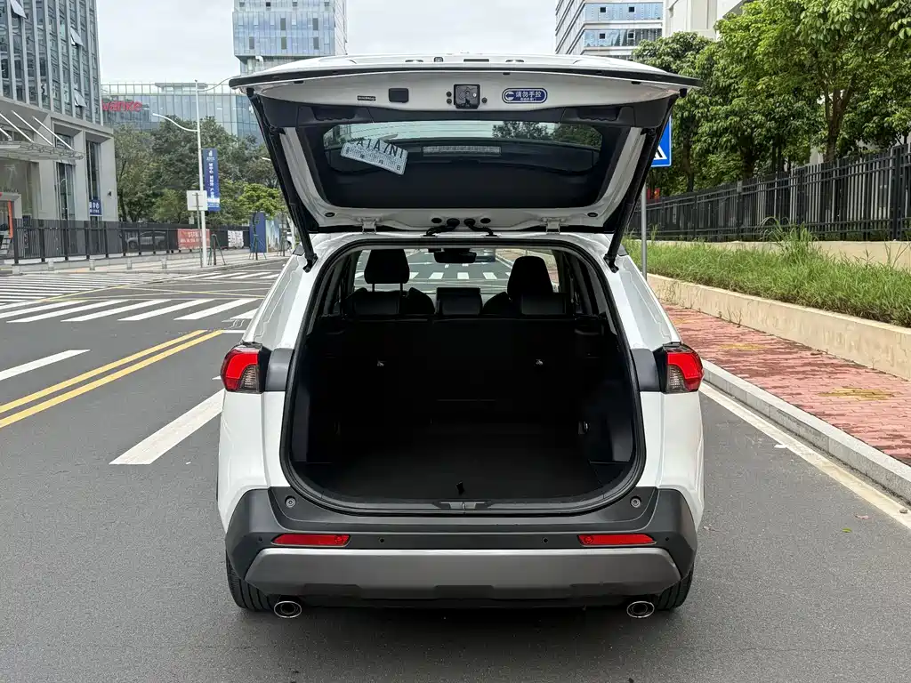 RAV4 Dual Engine 2.5 L E-CVT 4 WD Elite Plus