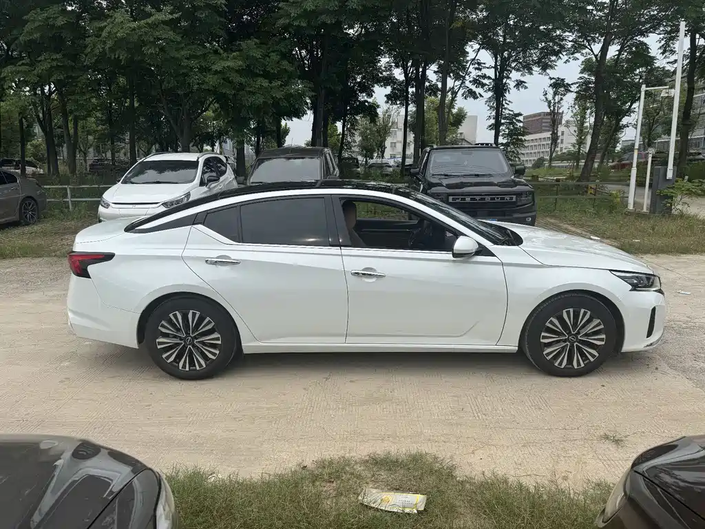 Teana 2.0 L XL-TLS Joy