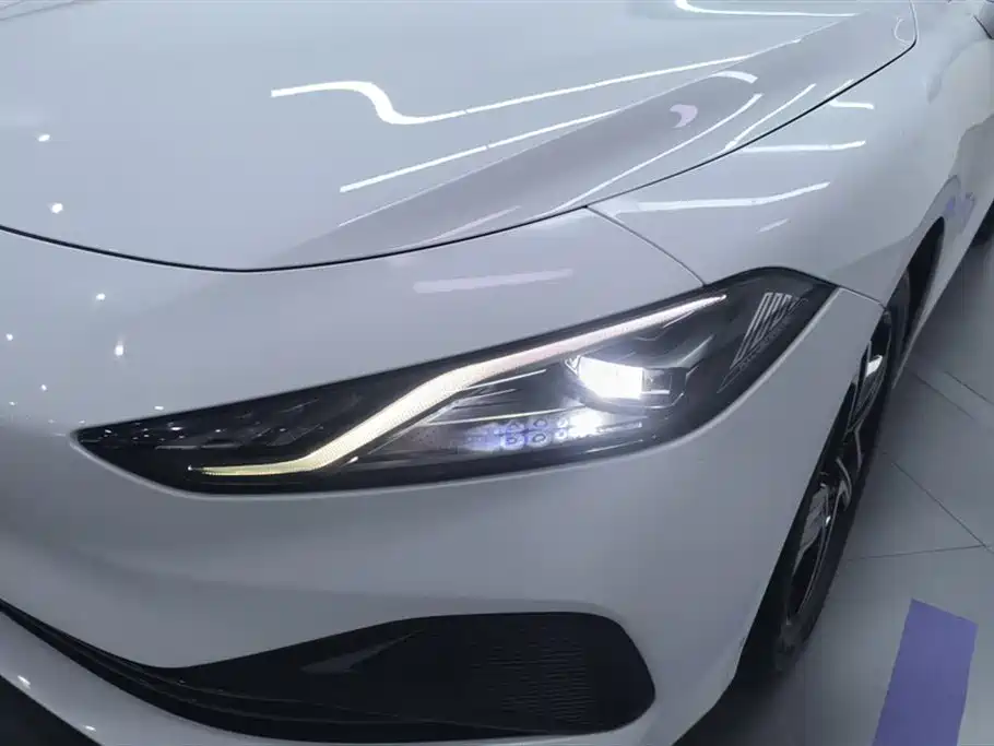 Roewe D7 DMH 125 km Outstanding