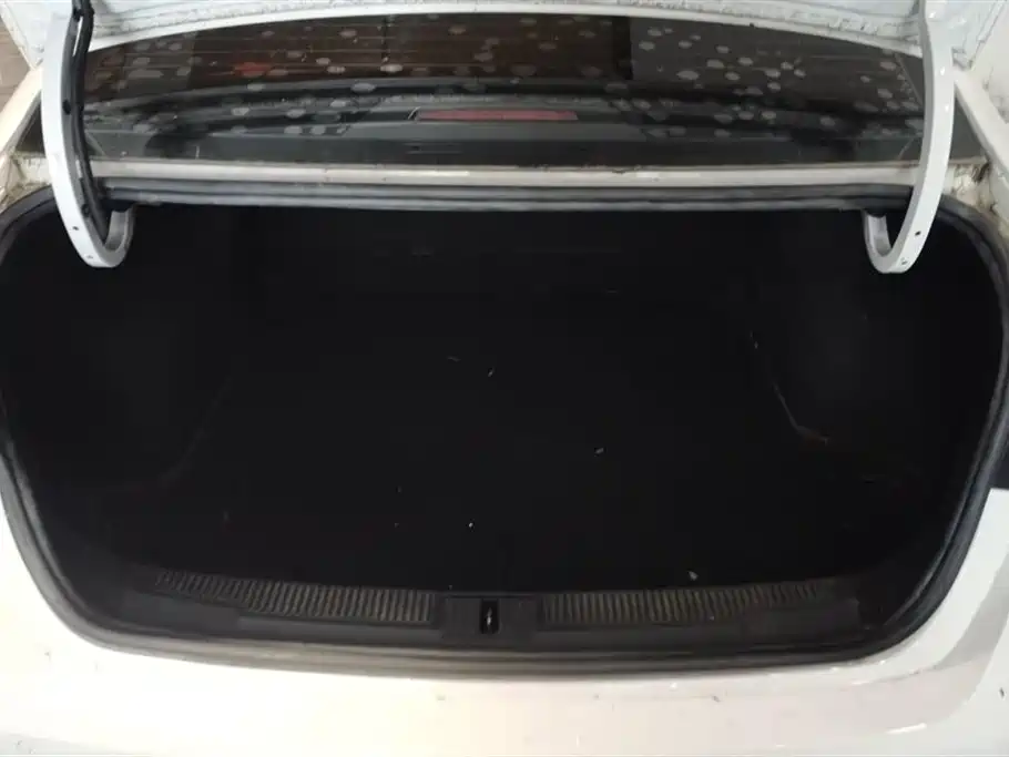 Roewe i5 1.5 L Auto 4 G Connected Leading Luxury Flagship