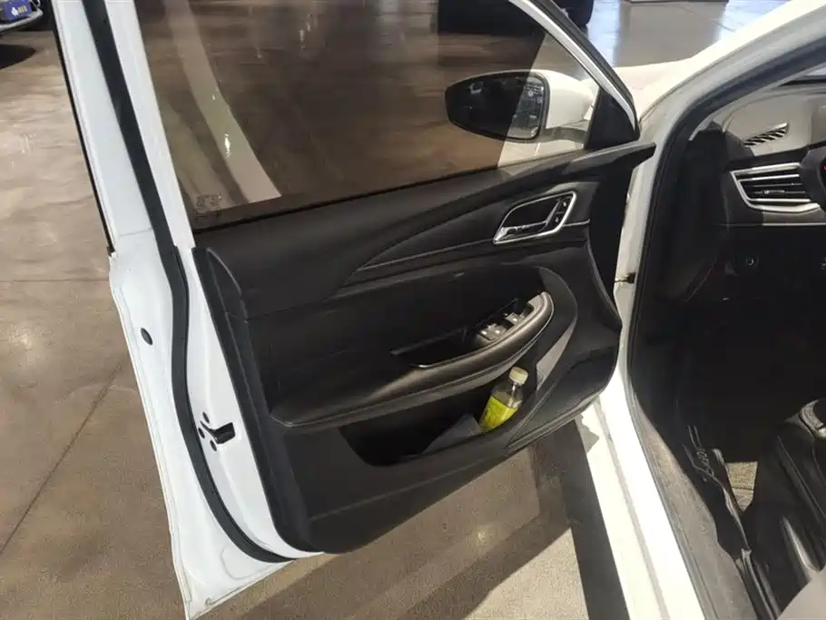Roewe i5 1.5 L Auto 4 G Connected Leading Luxury Flagship