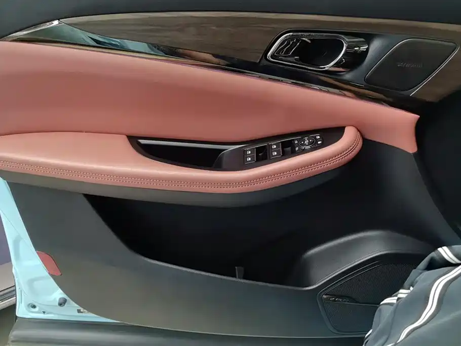 Skyworth HT-i 1.5 L PHEV 205 KM Smart Vision Plus