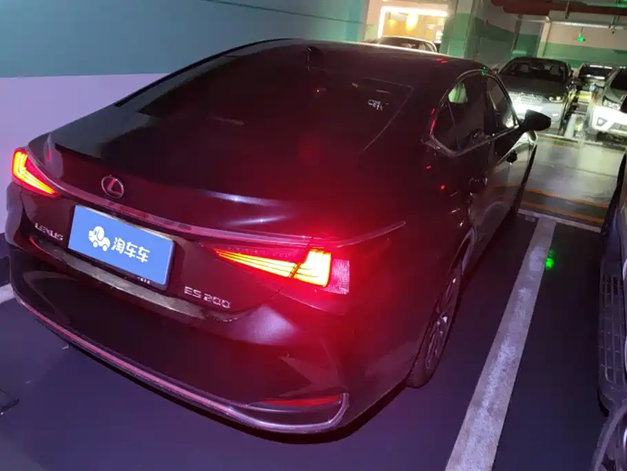 Lexus ES 200 Outstanding