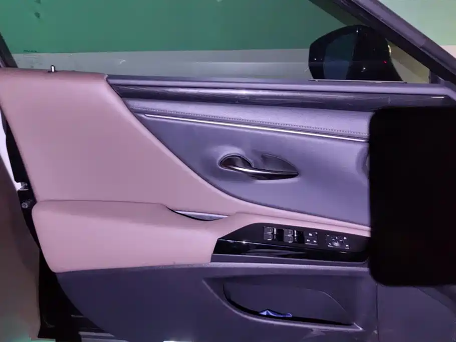 Lexus ES 200 Outstanding