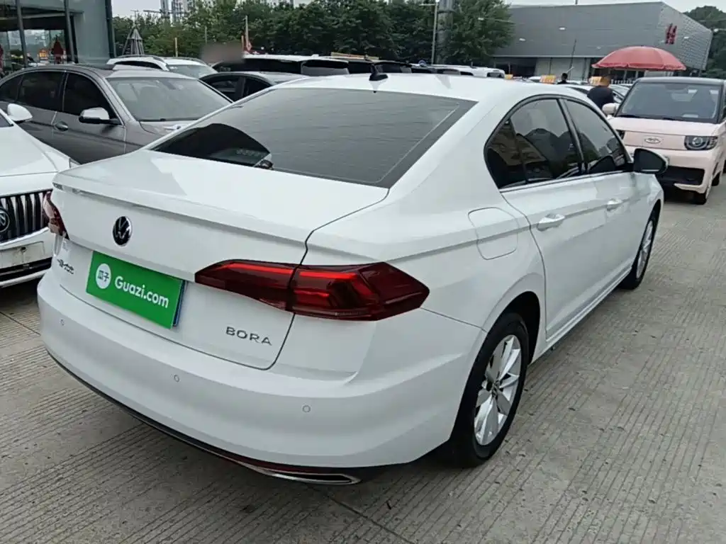 Bora 1.5 L Auto Comfort Connected