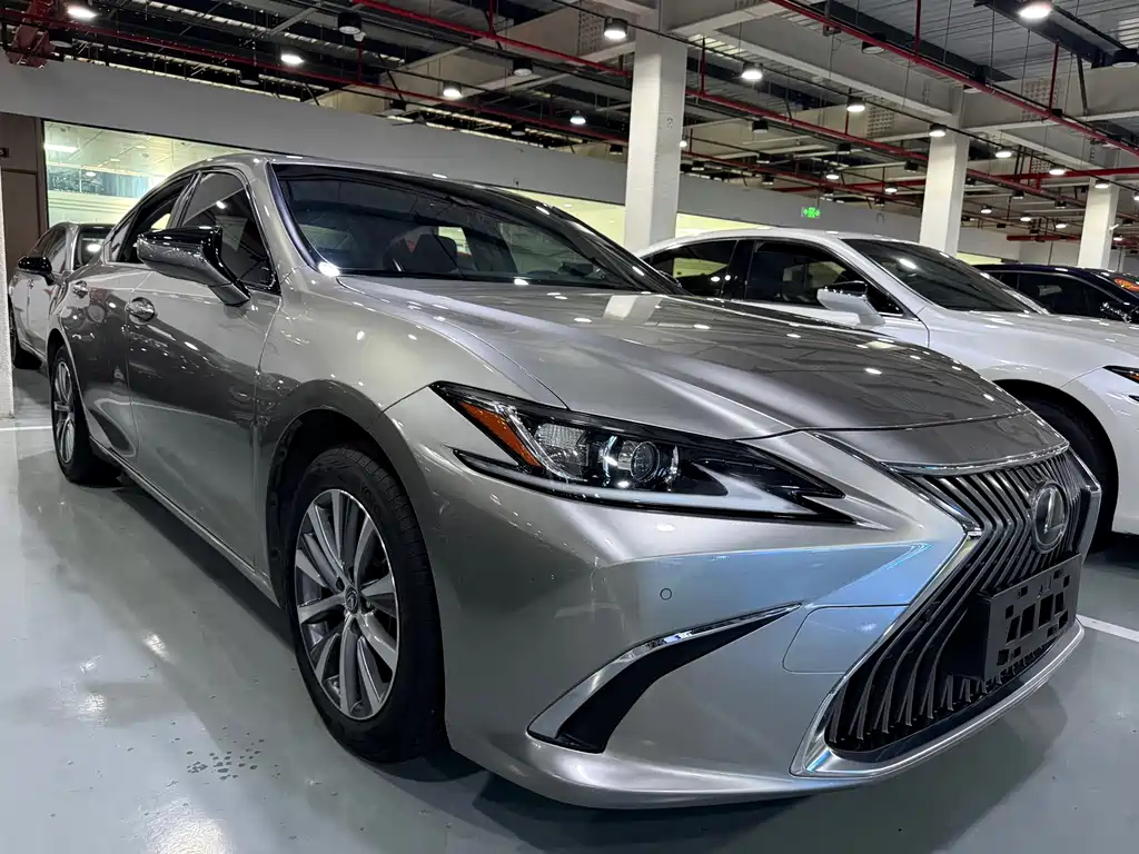 Lexus ES 200 Outstanding