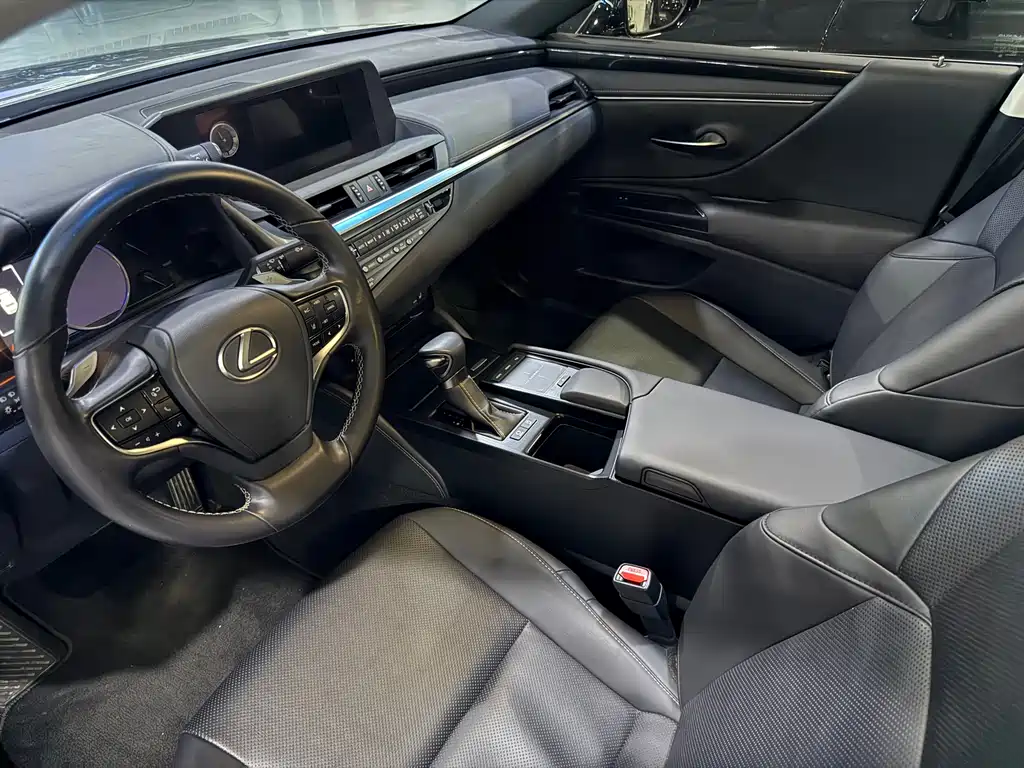 Lexus ES 200 Outstanding
