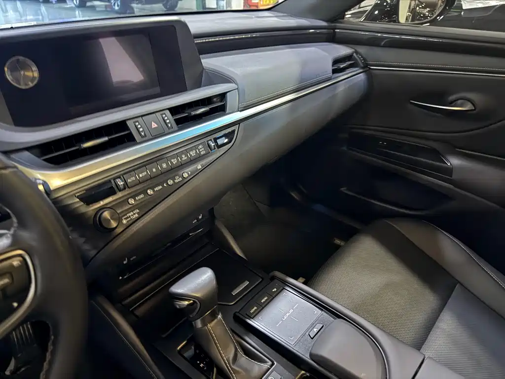 Lexus ES 200 Outstanding