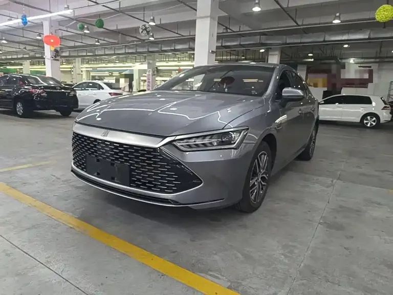 BYD Qin PLUS DM-i 120 KM Distinguished