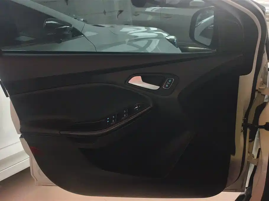 Focus Sedan 1.6 L Auto Style Smart Travel