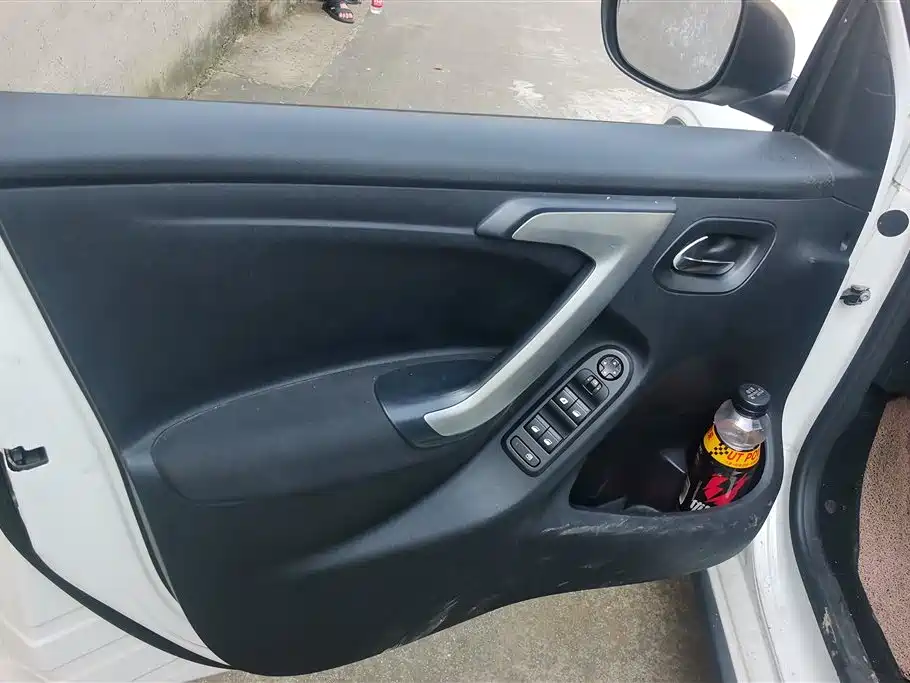 Citroën C3-XR 雪铁龙C3-XR 2015款 1.6 L 手动时尚型