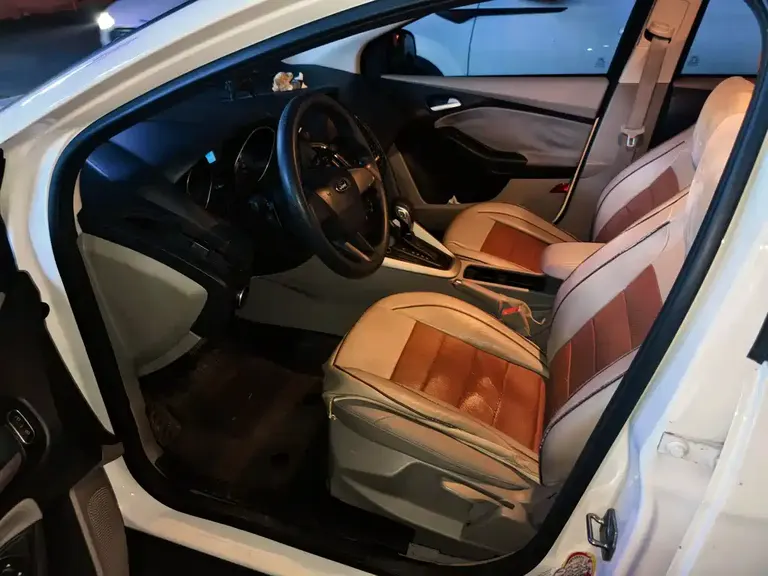 Ford Focus Sedan 1.6 L Auto Comfort Smart Travel