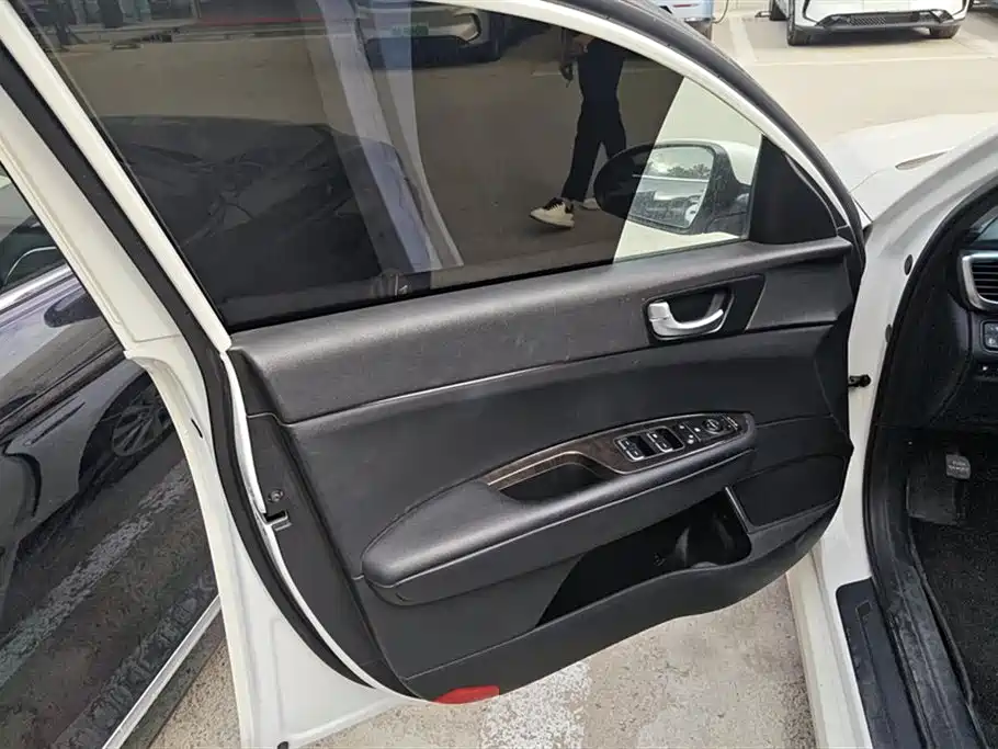 Kia K5 1.6 T Auto LUX