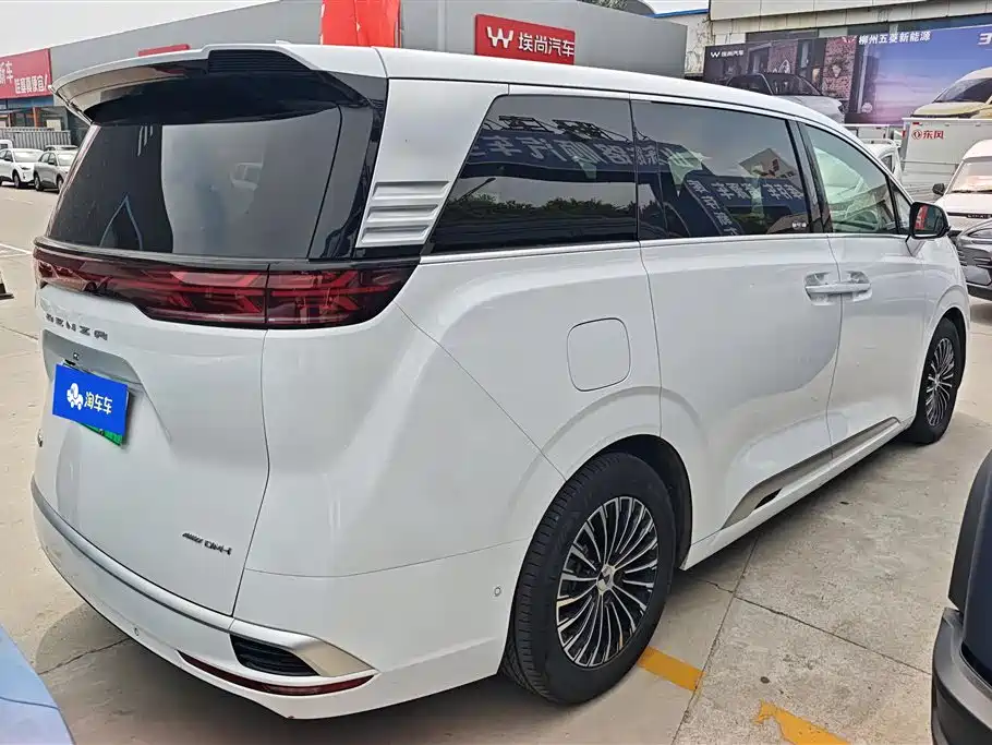 Denza D9 DM-i 980 4 WD Flagship
