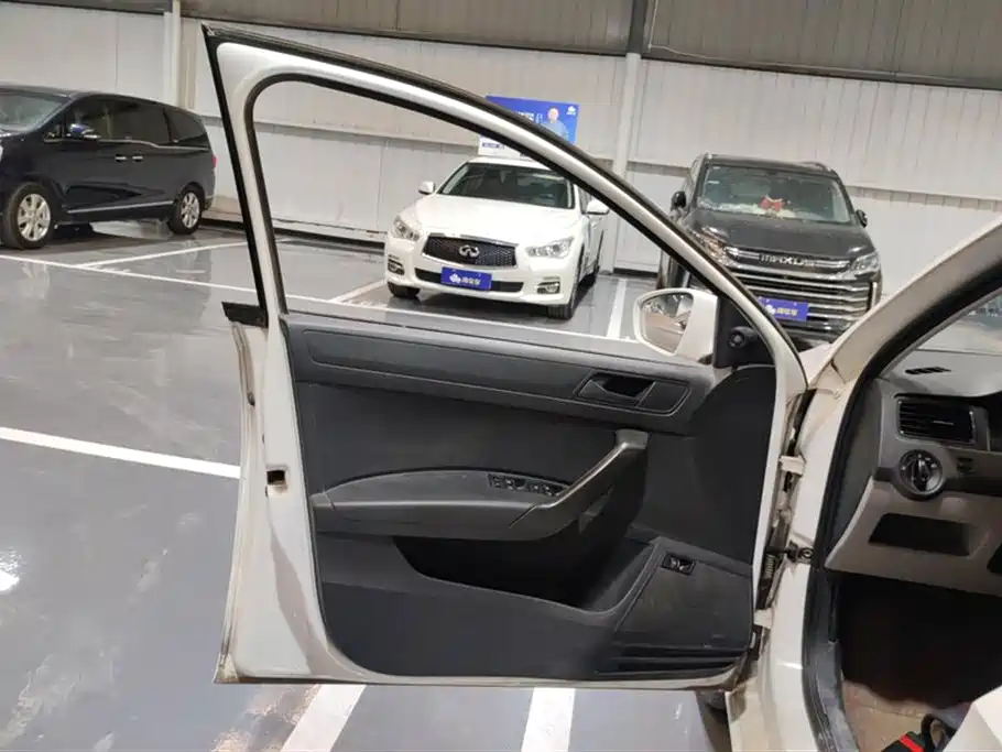 Rapid 1.6 L Manual Forward