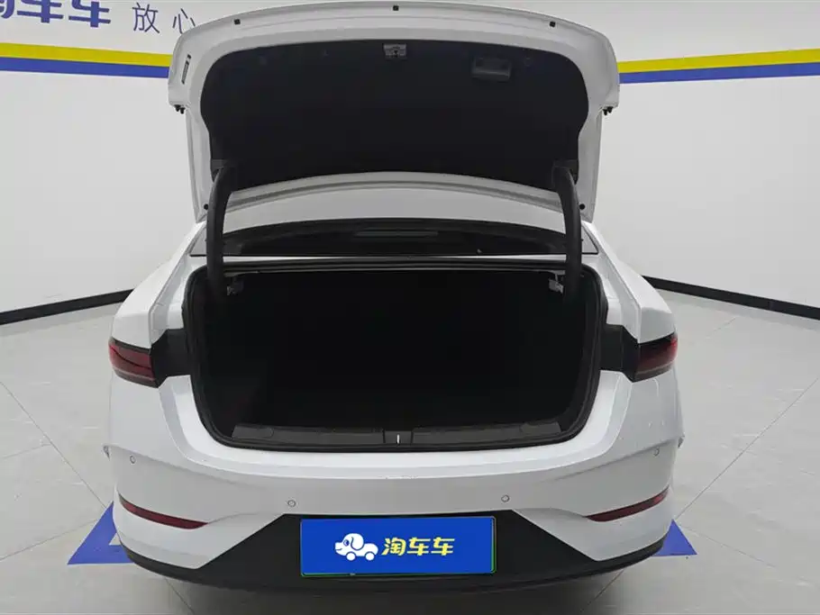 Qin PLUS DM-i Smart Drive 55 KM Leading