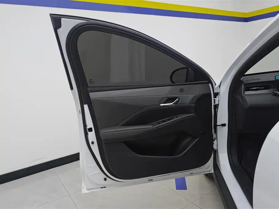 Qin PLUS DM-i Smart Drive 55 KM Leading
