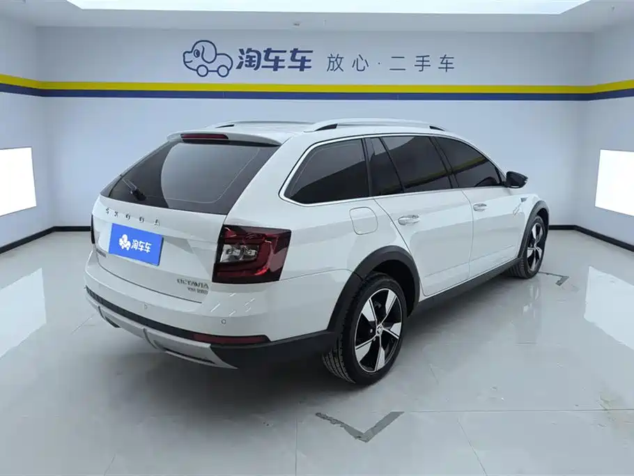 Octavia Wagon TSI280 DSG Luxury CN-VI
