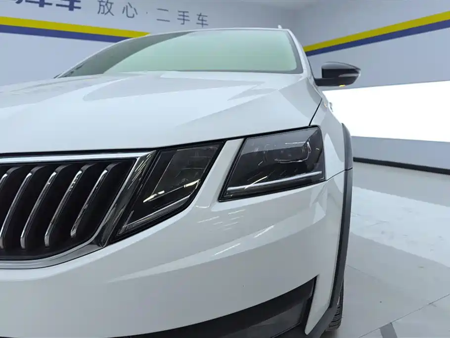 Octavia Wagon TSI280 DSG Luxury CN-VI