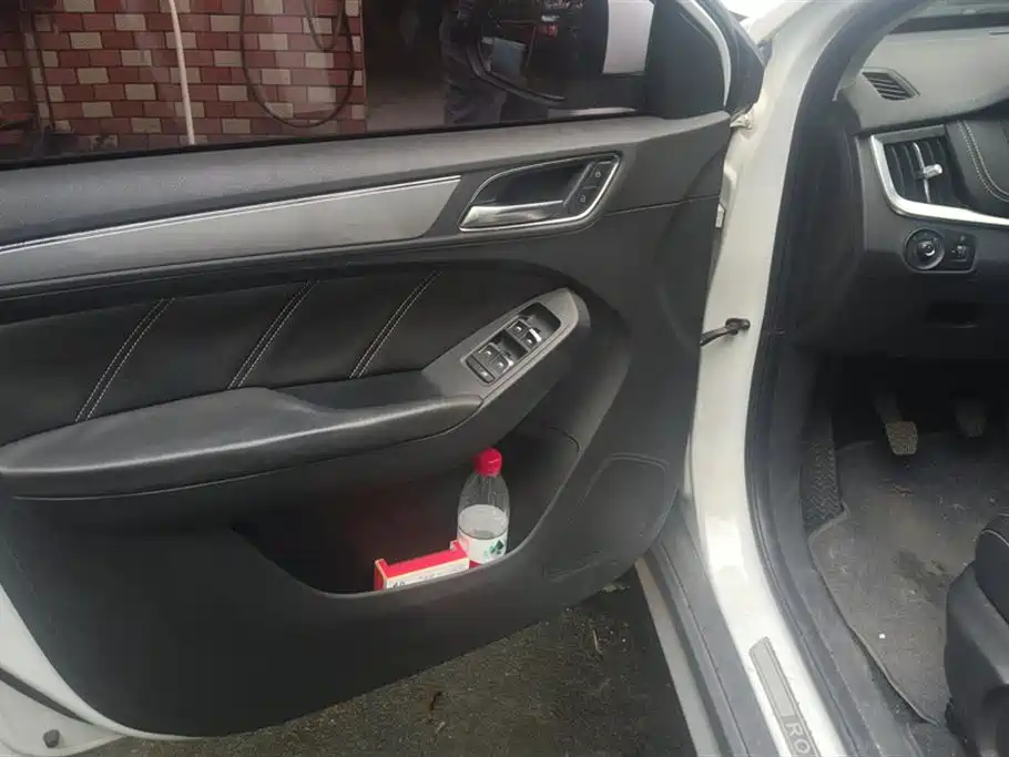 Roewe RX5 20 T 2 WD Manual Flagship