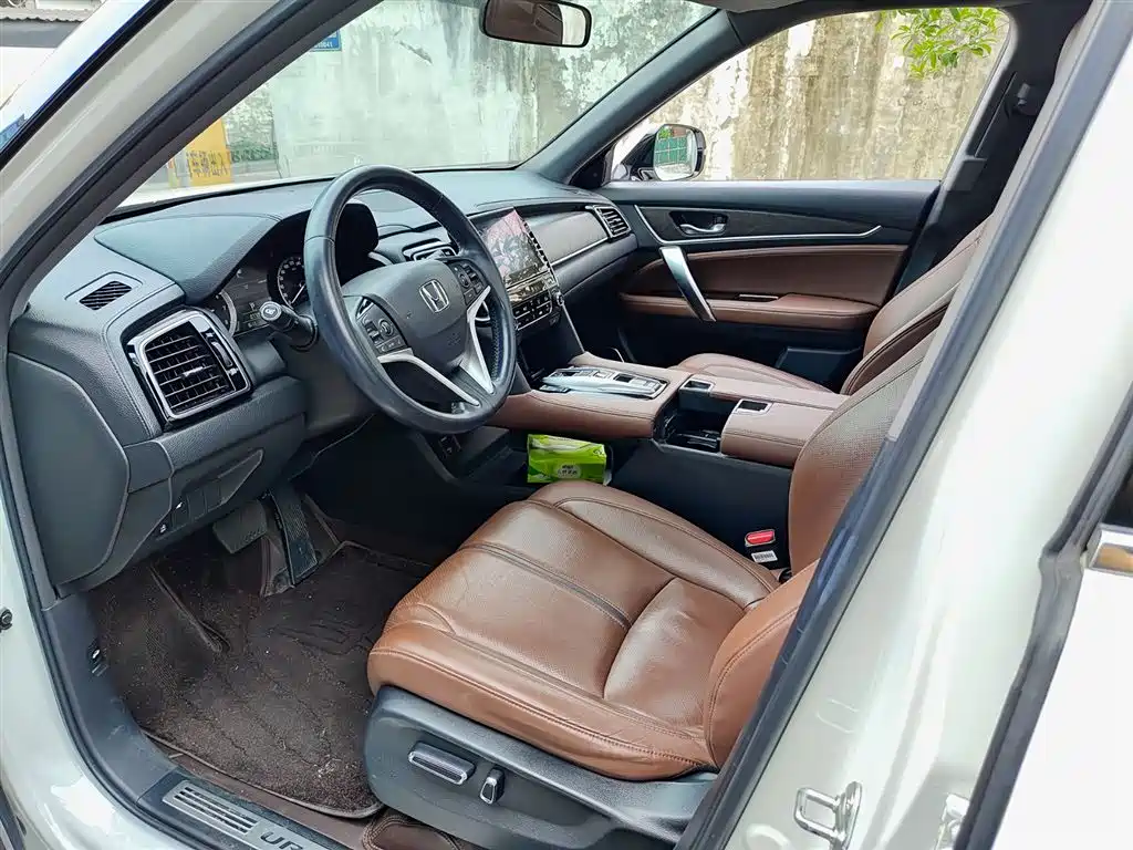 Honda UR-V 370 TURBO 2 WD Graceful