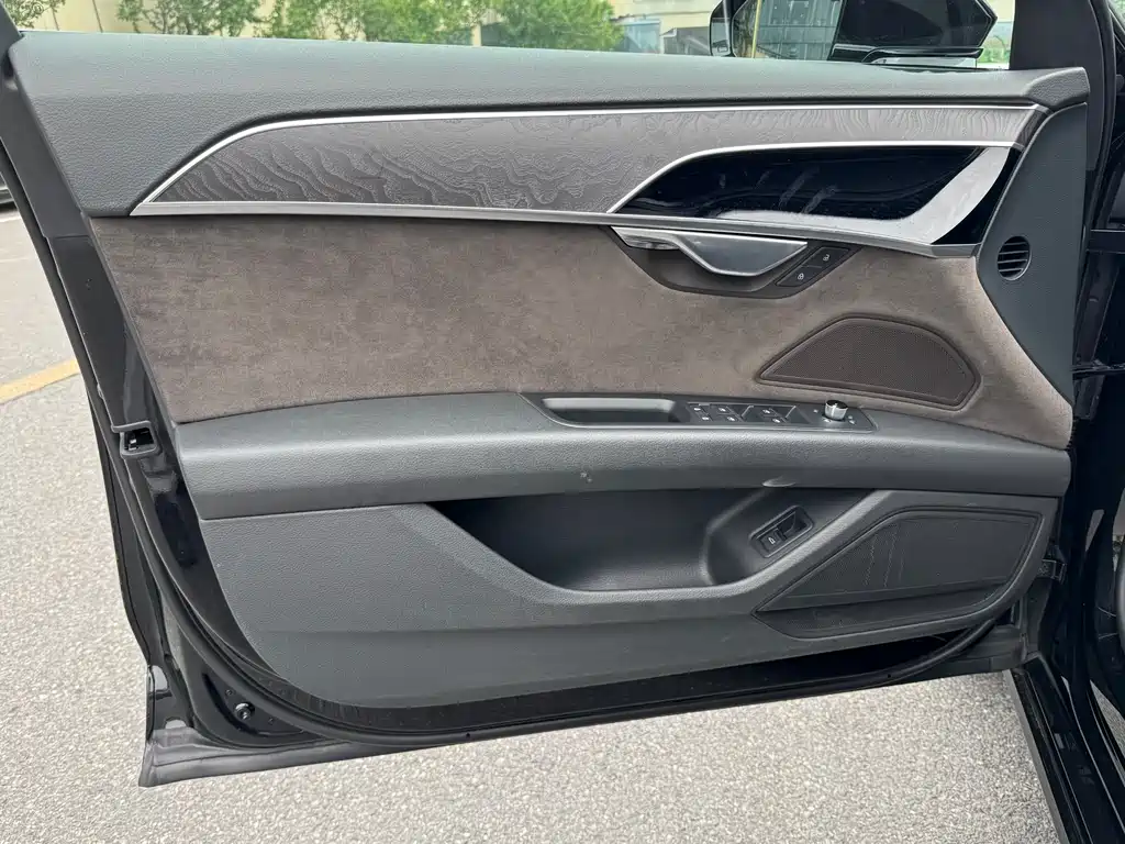 Audi A8 A8 L 55 TFSI quattro Launch Elite