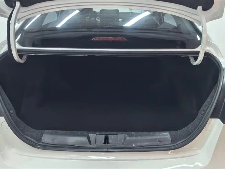 Emgrand 1.5 L CVT Luxury