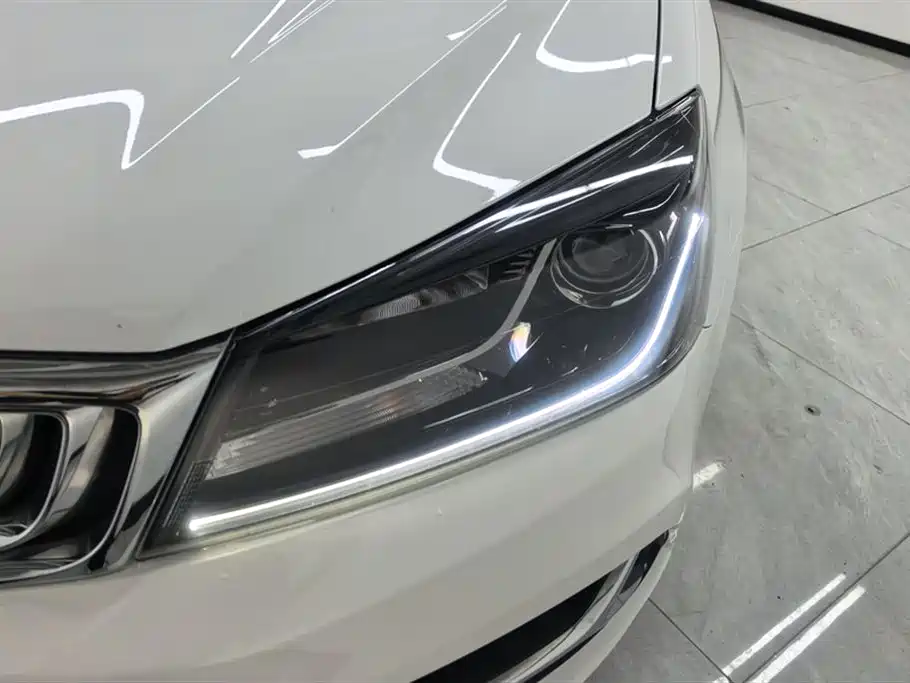 Emgrand 1.5 L CVT Luxury
