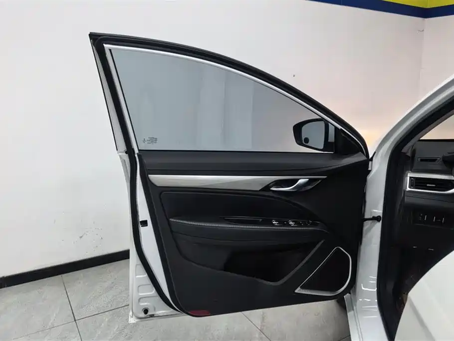 Emgrand 1.5 L CVT Luxury