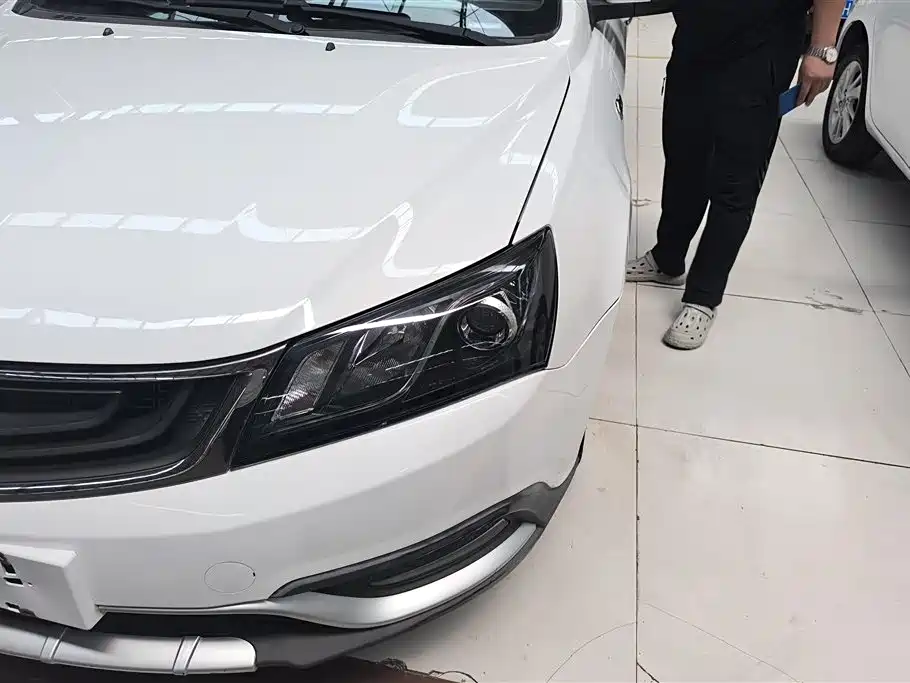 Emgrand Hatchback RS 1.5 L CVT Upward