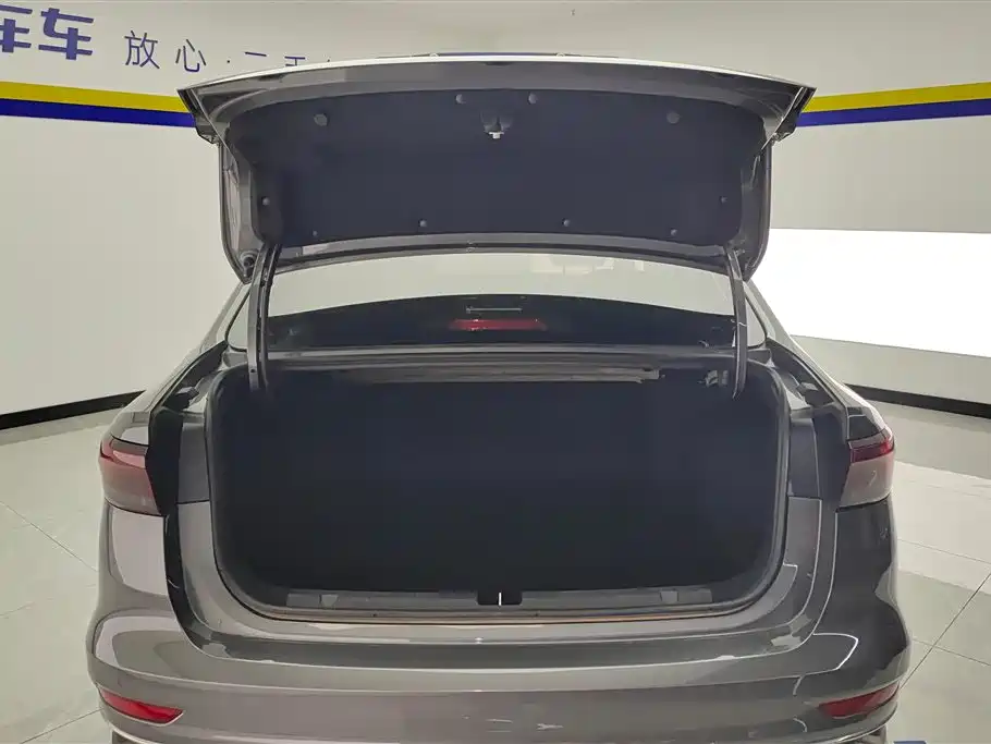 Emgrand 4 th Gen 1.5 L CVT Flagship